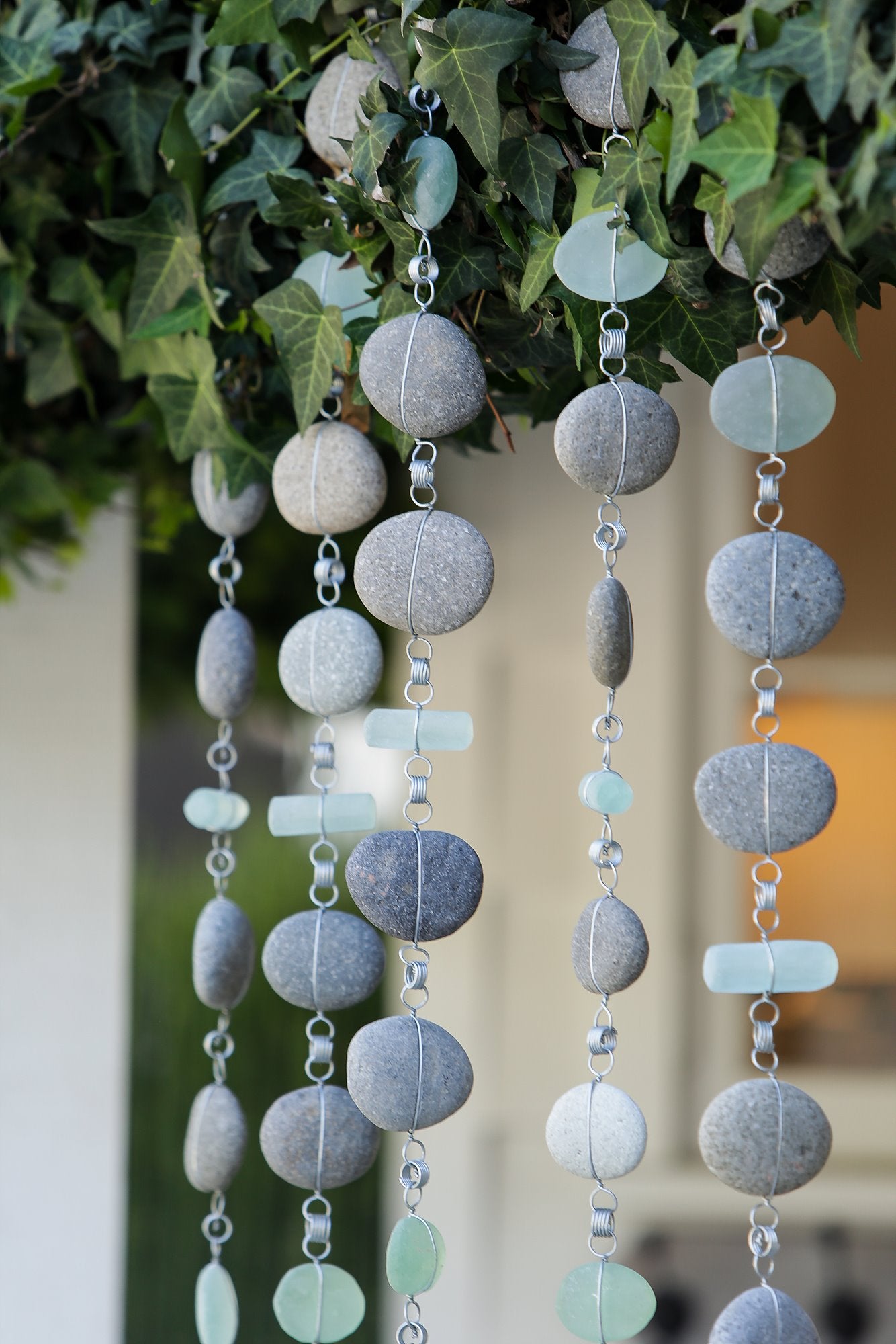 "Stein-Girlanden" aus Beach Pebbles und Glas