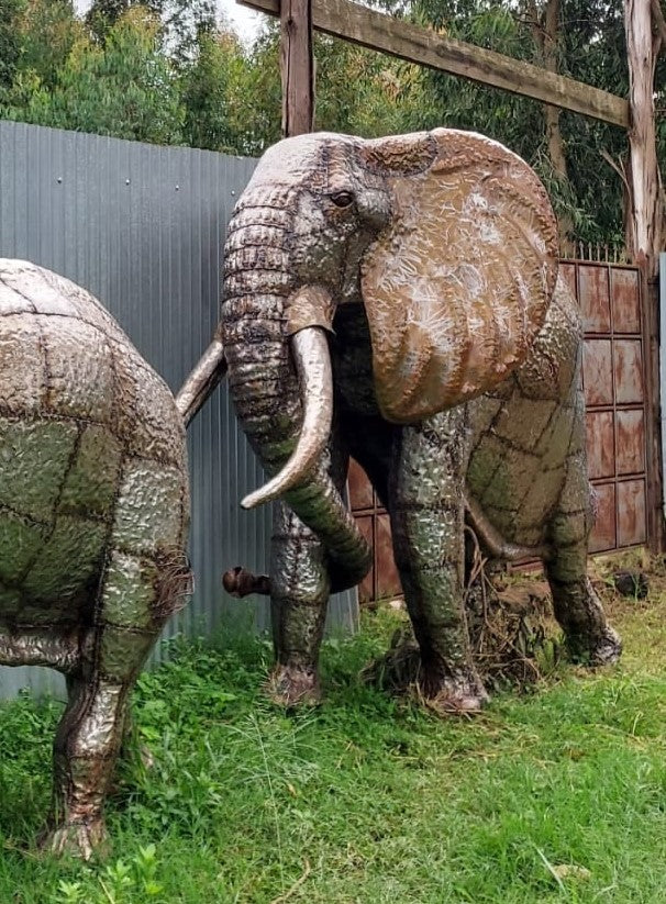 Elefant aus recyceltem Metall
