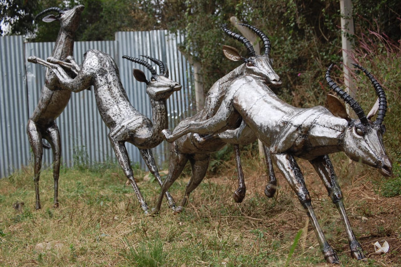 laufendes Gazellen-Paar aus recyceltem Metall