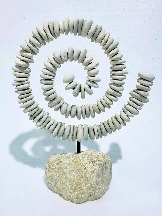"Stein-Spirale" auf Ständer, Naturstein weiß